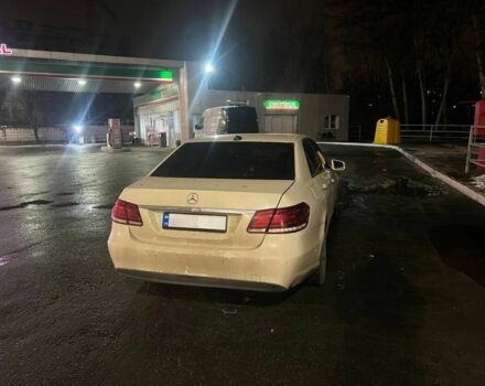 Бежевый Мерседес Е-Класс, объемом двигателя 2.2 л и пробегом 400 тыс. км за 6100 $, фото 2 на Automoto.ua