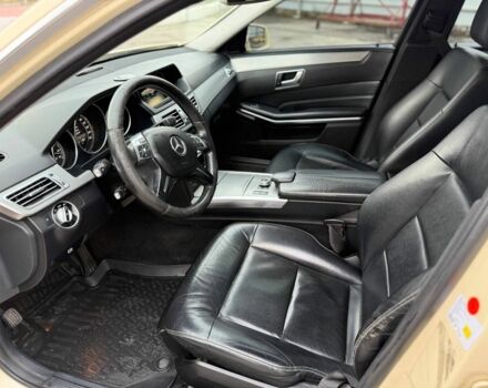 Бежевый Мерседес Е-Класс, объемом двигателя 2.2 л и пробегом 400 тыс. км за 6100 $, фото 6 на Automoto.ua