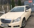 Бежевий Мерседес Е-Клас, об'ємом двигуна 2.2 л та пробігом 270 тис. км за 9000 $, фото 1 на Automoto.ua
