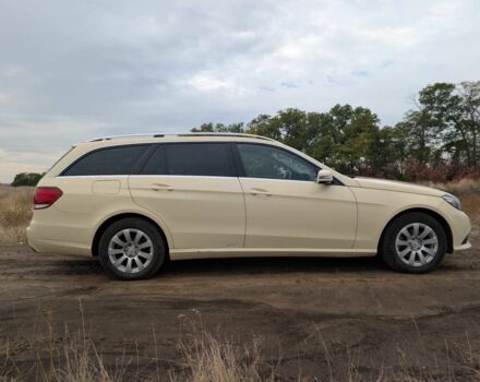 Бежевый Мерседес Е-Класс, объемом двигателя 2.1 л и пробегом 499 тыс. км за 10000 $, фото 3 на Automoto.ua