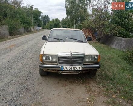 Бежевий Мерседес Е-Клас, об'ємом двигуна 2 л та пробігом 999 тис. км за 700 $, фото 1 на Automoto.ua