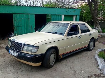 Мерседес Е-Класс 1986 в Кропивницком (Кировограде) на Automoto.ua Бежевый Мерседес Е-Класс, объемом двигателя 2 л и пробегом 508 тыс. км за 1600 $, фото 1 на Automoto.ua