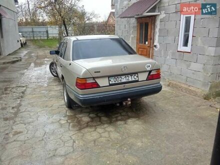 Бежевий Мерседес Е-Клас, об'ємом двигуна 2 л та пробігом 380 тис. км за 1550 $, фото 1 на Automoto.ua