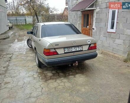 Бежевий Мерседес Е-Клас, об'ємом двигуна 2 л та пробігом 380 тис. км за 1550 $, фото 1 на Automoto.ua