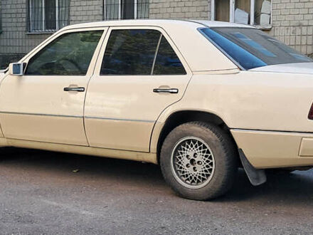 Мерседес Е-Класс 1992 в Житомире на Automoto.ua Бежевый Мерседес Е-Класс, объемом двигателя 2 л и пробегом 100 тыс. км за 1450 $, фото 1 на Automoto.ua