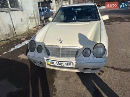 Бежевий Мерседес Е-Клас, об'ємом двигуна 2.2 л та пробігом 435 тис. км за 1500 $, фото 1 на Automoto.ua