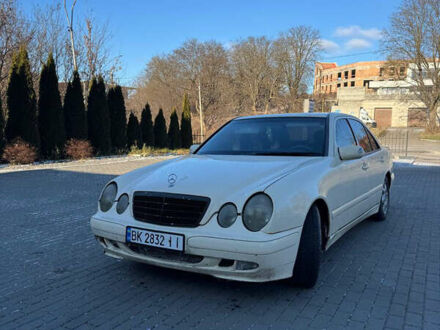 Бежевий Мерседес Е-Клас, об'ємом двигуна 2.15 л та пробігом 40 тис. км за 3500 $, фото 1 на Automoto.ua