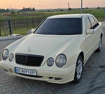 Бежевий Мерседес Е-Клас, об'ємом двигуна 2.2 л та пробігом 350 тис. км за 4000 $, фото 1 на Automoto.ua
