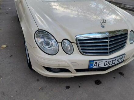 Бежевый Мерседес Е-Класс, объемом двигателя 2.2 л и пробегом 300 тыс. км за 4500 $, фото 1 на Automoto.ua