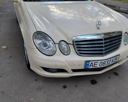 Бежевый Мерседес Е-Класс, объемом двигателя 2.2 л и пробегом 300 тыс. км за 4500 $, фото 1 на Automoto.ua
