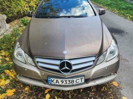Мерседес Е-Класс 2010 в Киеве на Automoto.ua Бежевый Мерседес Е-Класс, объемом двигателя 1.8 л и пробегом 200 тыс. км за 13000 $, фото 1 на Automoto.ua
