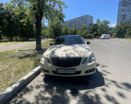 Бежевий Мерседес Е-Клас, об'ємом двигуна 2.1 л та пробігом 346 тис. км за 8499 $, фото 1 на Automoto.ua