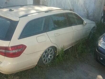 Бежевый Мерседес Е-Класс, объемом двигателя 3 л и пробегом 50 тыс. км за 4500 $, фото 1 на Automoto.ua