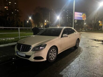 Бежевый Мерседес Е-Класс, объемом двигателя 2.2 л и пробегом 400 тыс. км за 6100 $, фото 1 на Automoto.ua