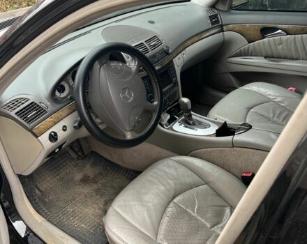 Черный Мерседес Е-Класс, объемом двигателя 3.2 л и пробегом 320 тыс. км за 3500 $, фото 5 на Automoto.ua