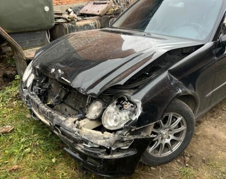 Черный Мерседес Е-Класс, объемом двигателя 3.2 л и пробегом 320 тыс. км за 3500 $, фото 2 на Automoto.ua