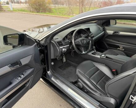 Черный Мерседес Е-Класс, объемом двигателя 3 л и пробегом 190 тыс. км за 13000 $, фото 10 на Automoto.ua