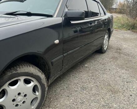 Чорний Мерседес Е-Клас, об'ємом двигуна 2.3 л та пробігом 400 тис. км за 2450 $, фото 2 на Automoto.ua