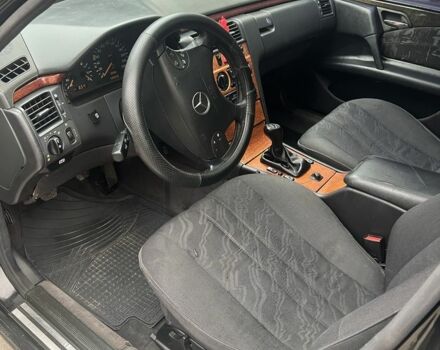 Чорний Мерседес Е-Клас, об'ємом двигуна 2.3 л та пробігом 400 тис. км за 2450 $, фото 10 на Automoto.ua