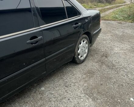 Чорний Мерседес Е-Клас, об'ємом двигуна 2.3 л та пробігом 400 тис. км за 2450 $, фото 4 на Automoto.ua