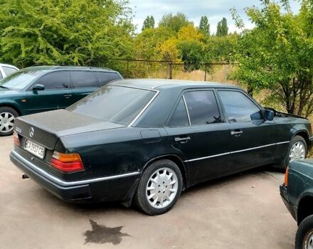 Черный Мерседес Е-Класс, объемом двигателя 2.3 л и пробегом 500 тыс. км за 1000 $, фото 2 на Automoto.ua