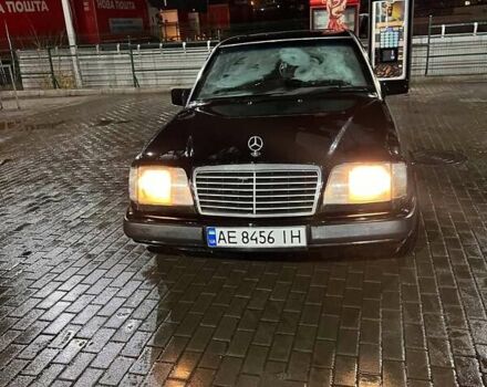 Черный Мерседес Е-Класс, объемом двигателя 2.3 л и пробегом 250 тыс. км за 2300 $, фото 9 на Automoto.ua