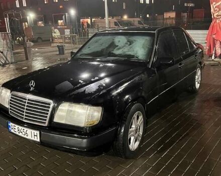 Черный Мерседес Е-Класс, объемом двигателя 2.3 л и пробегом 250 тыс. км за 2300 $, фото 5 на Automoto.ua