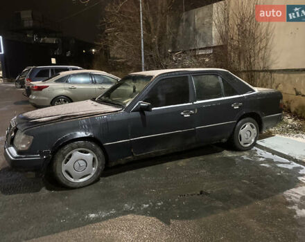 Черный Мерседес Е-Класс, объемом двигателя 2 л и пробегом 124 тыс. км за 950 $, фото 2 на Automoto.ua