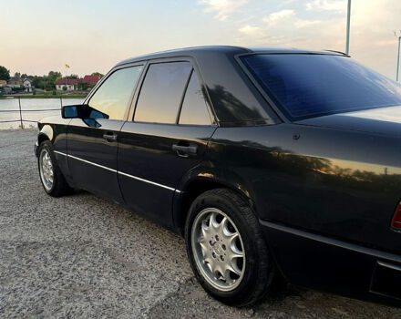 Мерседес Е-Класс 1987 в Кагарлыке на Automoto.ua Черный Мерседес Е-Класс, объемом двигателя 2.6 л и пробегом 386 тыс. км за 1700 $, фото 7 на Automoto.ua