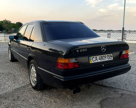 Мерседес Е-Класс 1987 в Кагарлыке на Automoto.ua Черный Мерседес Е-Класс, объемом двигателя 2.6 л и пробегом 386 тыс. км за 1700 $, фото 10 на Automoto.ua