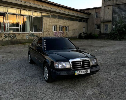 Мерседес Е-Класс 1987 в Кагарлыке на Automoto.ua Черный Мерседес Е-Класс, объемом двигателя 2.6 л и пробегом 386 тыс. км за 1700 $, фото 3 на Automoto.ua