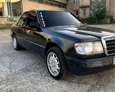 Мерседес Е-Класс 1987 в Кагарлыке на Automoto.ua Черный Мерседес Е-Класс, объемом двигателя 2.6 л и пробегом 386 тыс. км за 1700 $, фото 2 на Automoto.ua