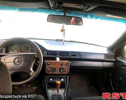 Черный Мерседес Е-Класс, объемом двигателя 2.5 л и пробегом 400 тыс. км за 1500 $, фото 1 на Automoto.ua