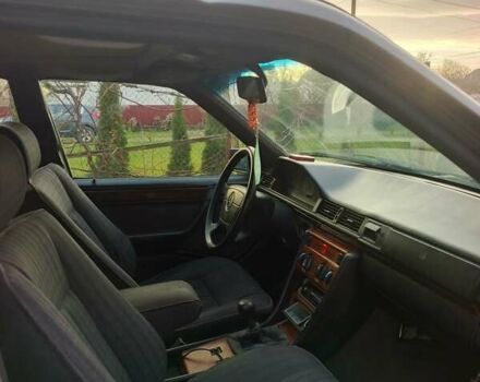 Черный Мерседес Е-Класс, объемом двигателя 2.3 л и пробегом 358 тыс. км за 1750 $, фото 2 на Automoto.ua