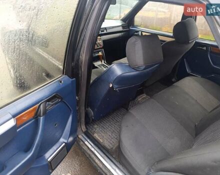 Черный Мерседес Е-Класс, объемом двигателя 2.5 л и пробегом 235 тыс. км за 1500 $, фото 5 на Automoto.ua