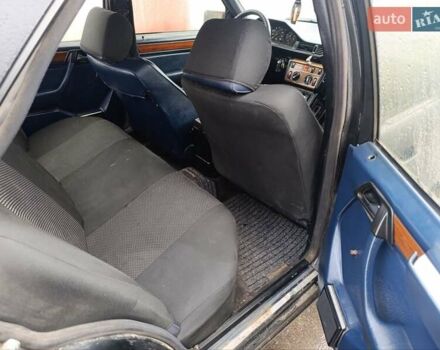 Черный Мерседес Е-Класс, объемом двигателя 2.5 л и пробегом 235 тыс. км за 1500 $, фото 7 на Automoto.ua