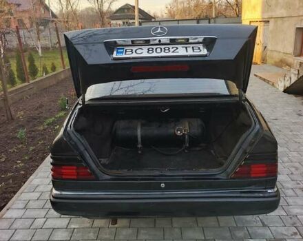 Черный Мерседес Е-Класс, объемом двигателя 2.3 л и пробегом 358 тыс. км за 1750 $, фото 7 на Automoto.ua