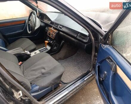 Черный Мерседес Е-Класс, объемом двигателя 2.5 л и пробегом 235 тыс. км за 1500 $, фото 6 на Automoto.ua