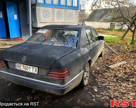 Черный Мерседес Е-Класс, объемом двигателя 2.5 л и пробегом 400 тыс. км за 1500 $, фото 2 на Automoto.ua