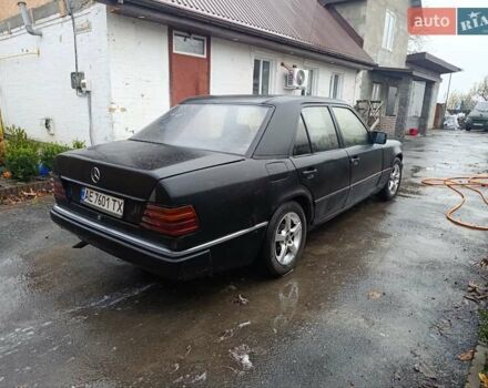 Черный Мерседес Е-Класс, объемом двигателя 2.5 л и пробегом 235 тыс. км за 1500 $, фото 2 на Automoto.ua
