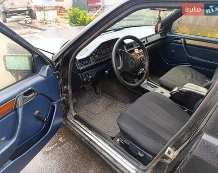 Черный Мерседес Е-Класс, объемом двигателя 2.5 л и пробегом 235 тыс. км за 1500 $, фото 4 на Automoto.ua