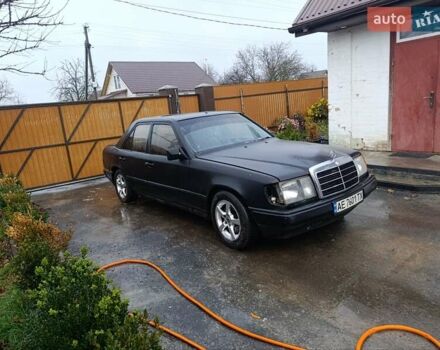 Черный Мерседес Е-Класс, объемом двигателя 2.5 л и пробегом 235 тыс. км за 1500 $, фото 1 на Automoto.ua