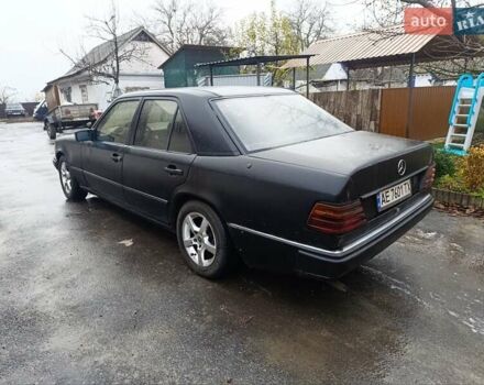 Черный Мерседес Е-Класс, объемом двигателя 2.5 л и пробегом 235 тыс. км за 1500 $, фото 3 на Automoto.ua