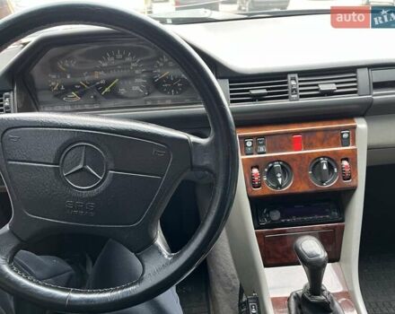 Черный Мерседес Е-Класс, объемом двигателя 2.3 л и пробегом 463 тыс. км за 2000 $, фото 3 на Automoto.ua
