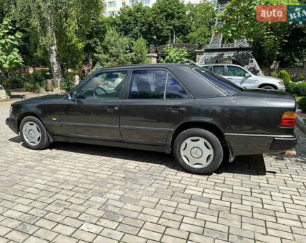 Черный Мерседес Е-Класс, объемом двигателя 2.5 л и пробегом 410 тыс. км за 2500 $, фото 4 на Automoto.ua