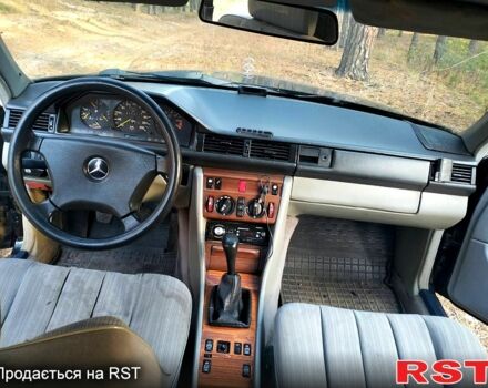 Черный Мерседес Е-Класс, объемом двигателя 2.3 л и пробегом 0 тыс. км за 1700 $, фото 8 на Automoto.ua