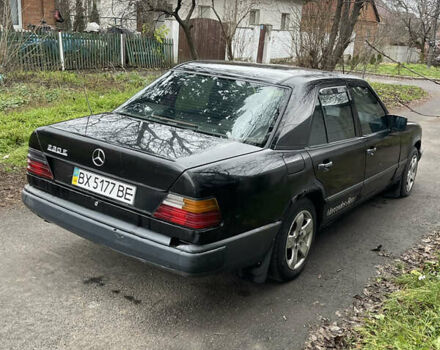 Черный Мерседес Е-Класс, объемом двигателя 2.3 л и пробегом 218 тыс. км за 1350 $, фото 4 на Automoto.ua