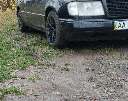 Черный Мерседес Е-Класс, объемом двигателя 2 л и пробегом 400 тыс. км за 2350 $, фото 2 на Automoto.ua