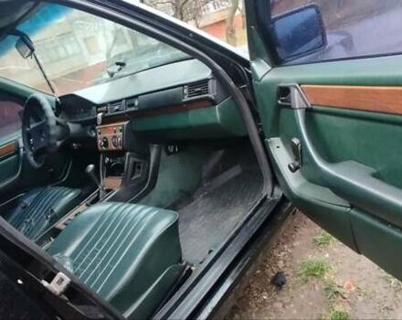 Черный Мерседес Е-Класс, объемом двигателя 2 л и пробегом 400 тыс. км за 2365 $, фото 6 на Automoto.ua