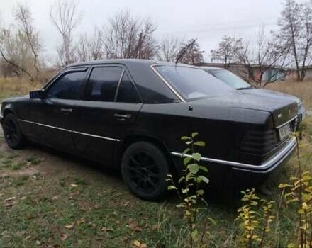 Черный Мерседес Е-Класс, объемом двигателя 2 л и пробегом 400 тыс. км за 2365 $, фото 3 на Automoto.ua